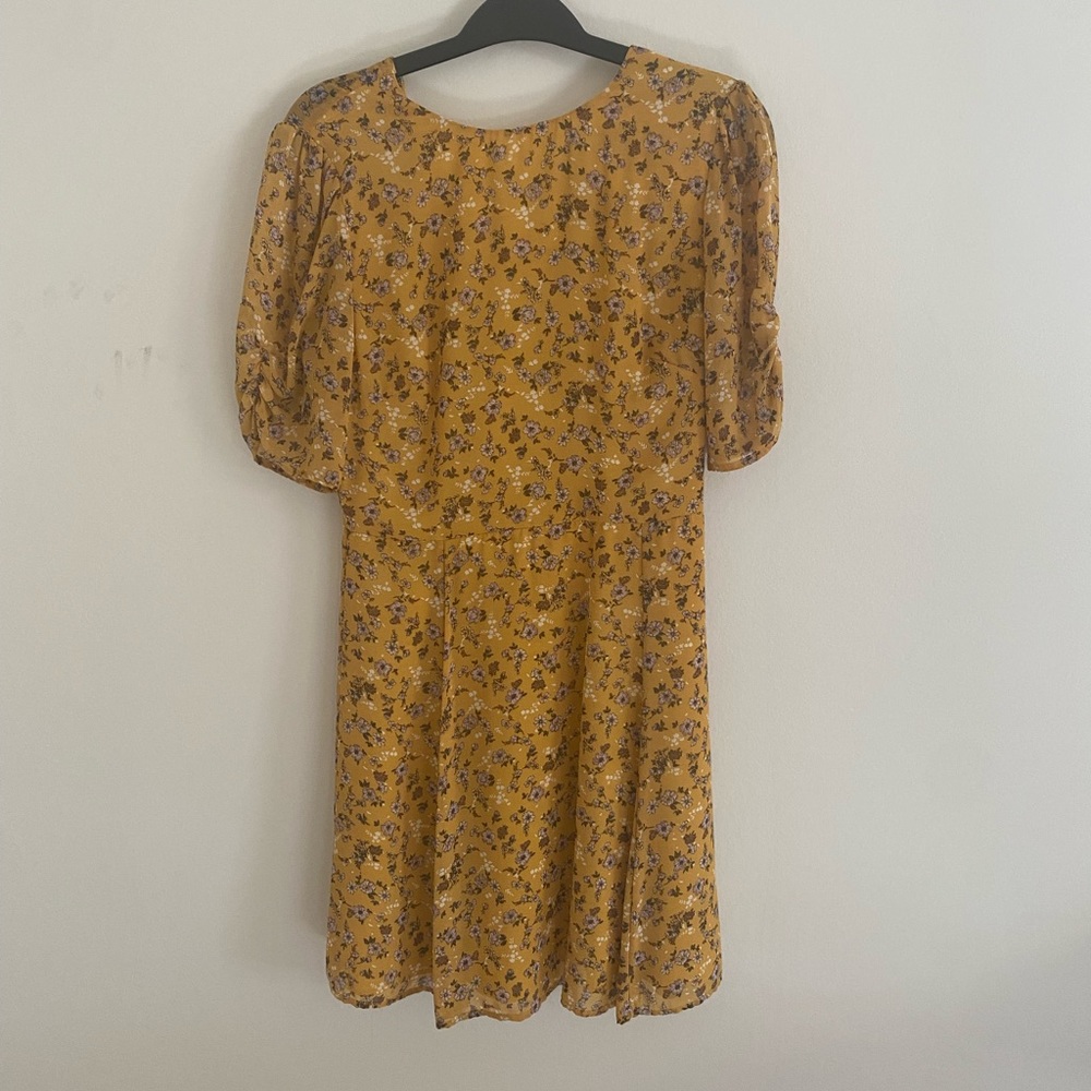 Renamed floral yellow dress with ruched half sleeves! Size 2 great condition!